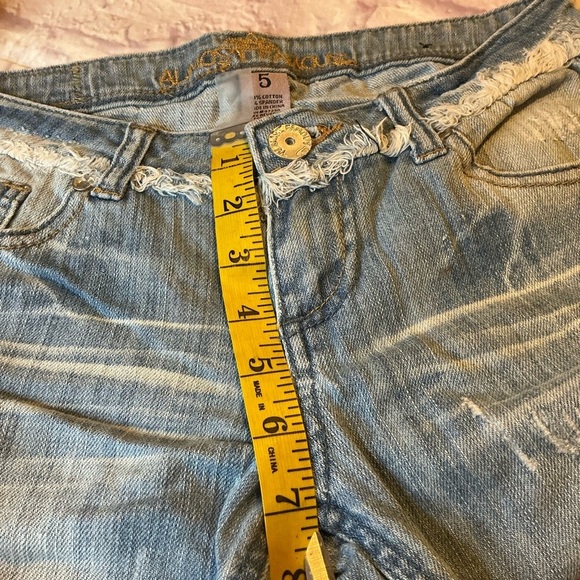 Vintage light Blue Washed Almost Famous Distressed Capri Size 26 - Picture 9 of 12